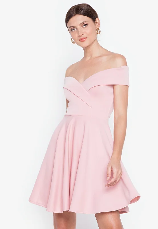 Mini dresses with spaghetti straps for a delicate look Cara