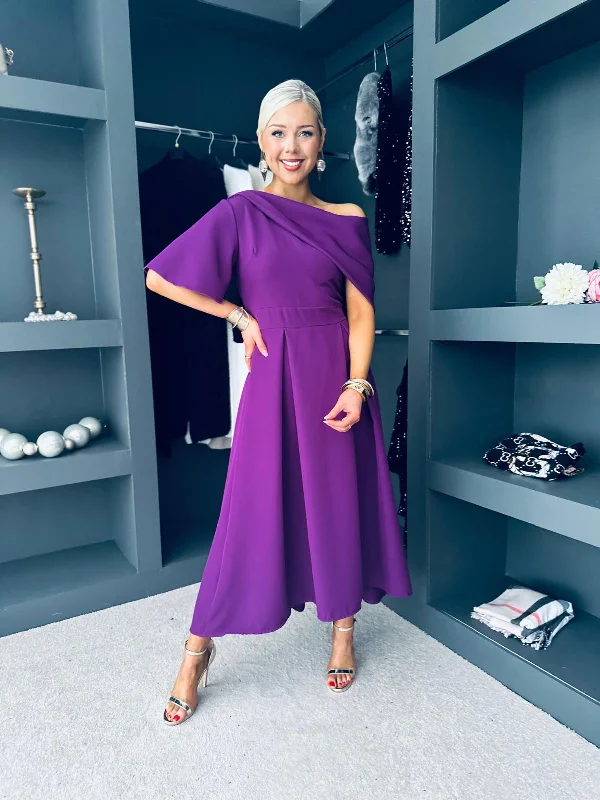 Midi dresses with pleated bodices for a classic and tailored look Celine Detailed Occasion Dress Plum Midi dresses with pleated bodices for a classic and tailored look Celine Detailed Occasion Dress Plum