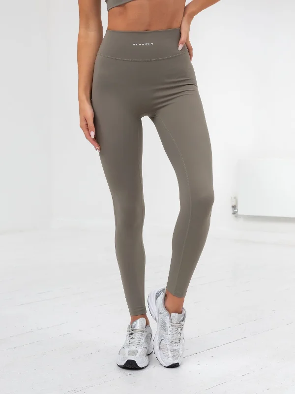 Women's High - Waisted Tight Trousers with Side Slits in Beige for a Trendy LookUltimate Active Leggings - Safari Green Women's High - Waisted Tight Trousers with Side Slits in Beige for a Trendy LookUltimate Active Leggings - Safari Green
