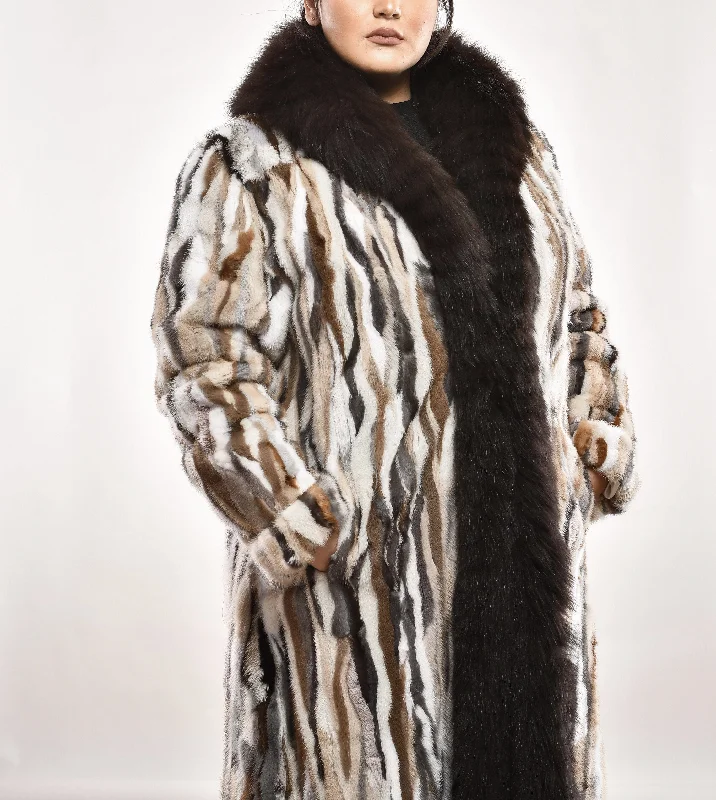 Petite women's wool blend coats with a tailored fit for a flattering silhouetteLong Coat Beige Mink with Fox Trim Petite women's wool blend coats with a tailored fit for a flattering silhouetteLong Coat Beige Mink with Fox Trim