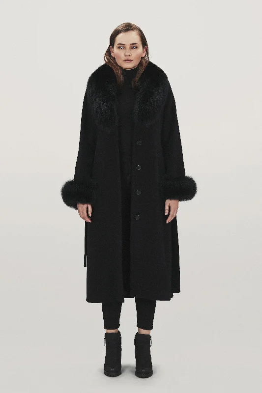 Mid - length women's down coats in a slim fit for a modern and sleek appearancePISA BLACK Mid - length women's down coats in a slim fit for a modern and sleek appearancePISA BLACK
