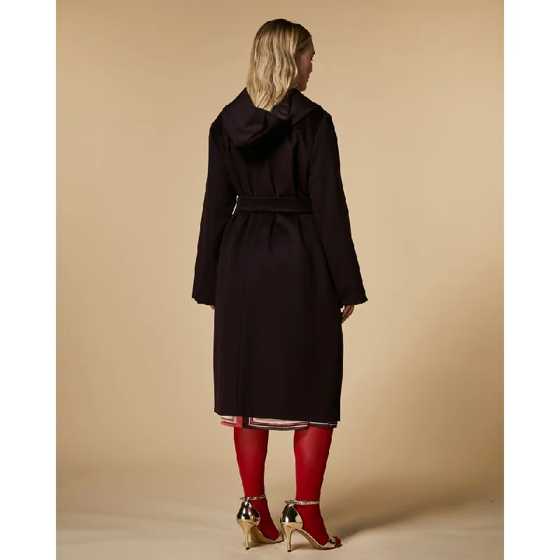 Mid - length women's down coats in a slim fit for a modern and sleek appearanceTIGRE Mid - length women's down coats in a slim fit for a modern and sleek appearanceTIGRE
