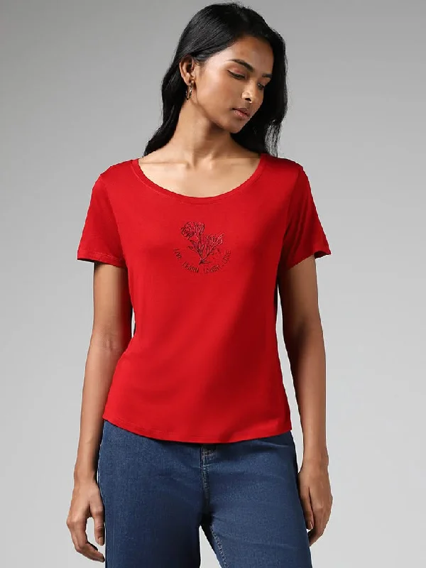 Women's pants with adjustable cuffs Dark - wash women jeans for a sophisticated and slimming effect LOV Red Printed T-Shirt Women's pants with adjustable cuffs Dark - wash women jeans for a sophisticated and slimming effect LOV Red Printed T-Shirt