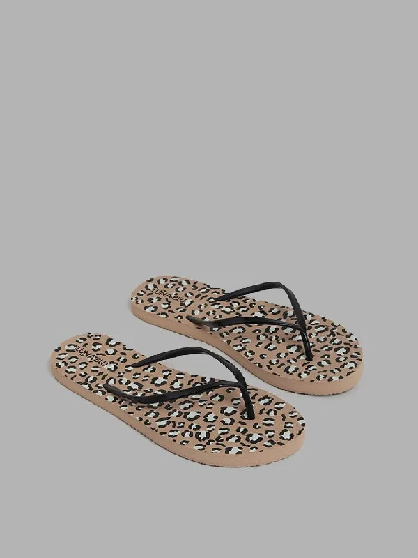 Women's on - sale casual pants Light - wash women jeans for a fresh and summery appearance LUNA BLU Black Leopard Printed Flip Flop Women's on - sale casual pants Light - wash women jeans for a fresh and summery appearance LUNA BLU Black Leopard Printed Flip Flop