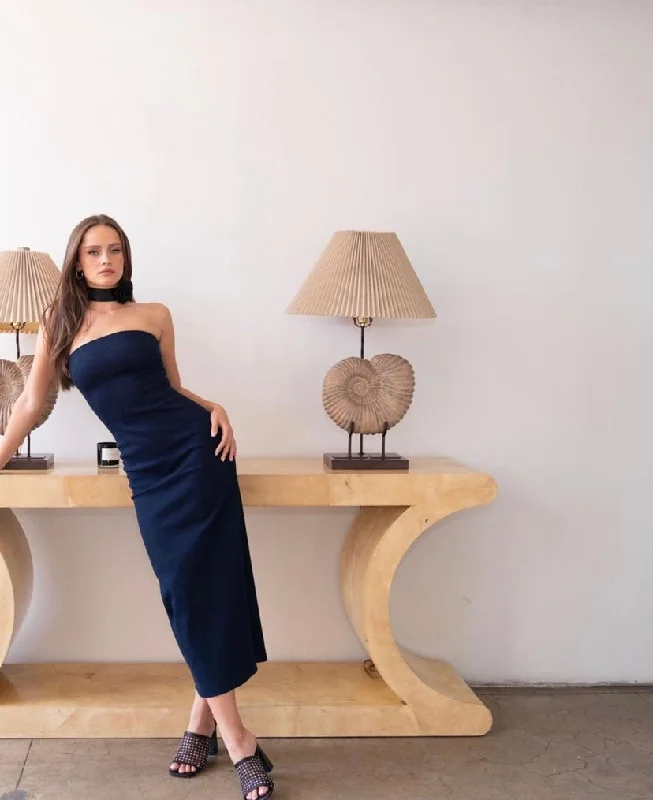 Maxi dresses with a gathered skirt for a voluminous and dramatic effectIndigo Strapless Midi Maxi dresses with a gathered skirt for a voluminous and dramatic effectIndigo Strapless Midi